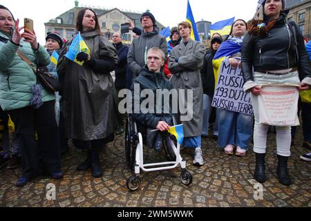 Ukrainische Gemeinschaft und Unterstützer versammeln sich, um zwei Jahre nach Russlands Invasion der Ukraine auf dem Dam-Platz am 24. Februar 2024 in Amsterdam, Niederlande, zu protestieren. (Foto: Paulo Amorim/SIPA USA) Stockfoto