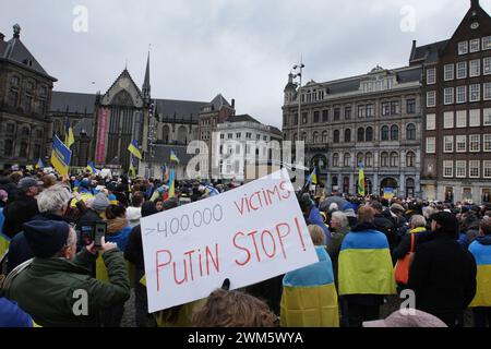 Ukrainische Gemeinschaft und Unterstützer versammeln sich, um zwei Jahre nach Russlands Invasion der Ukraine auf dem Dam-Platz am 24. Februar 2024 in Amsterdam, Niederlande, zu protestieren. (Foto: Paulo Amorim/SIPA USA) Stockfoto