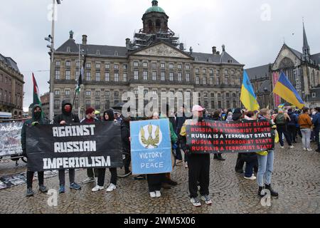 Ukrainische Gemeinschaft und Unterstützer versammeln sich, um zwei Jahre nach Russlands Invasion der Ukraine auf dem Dam-Platz am 24. Februar 2024 in Amsterdam, Niederlande, zu protestieren. (Foto: Paulo Amorim/SIPA USA) Stockfoto