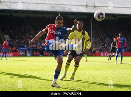 Daniel Munoz (links) aus Crystal Palace und Wilson Odobert aus Burnley während des Premier League-Spiels im Selhurst Park in London. Bilddatum: Samstag, 24. Februar 2024. Stockfoto