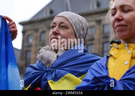 Ukrainische Gemeinschaft und Unterstützer versammeln sich, um zwei Jahre nach Russlands Invasion der Ukraine auf dem Dam-Platz am 24. Februar 2024 in Amsterdam, Niederlande, zu protestieren. (Foto: Paulo Amorim/SIPA USA) Stockfoto