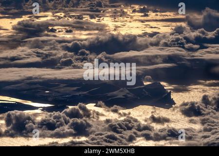 Färöer Inseln, aus der Luft, Inseln, die aus Wolken ragen Stockfoto