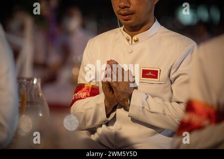 Ein Gläubiger betet während der jährlichen Zeremonie von Makha Bucha im Wat Dhammakaya im Norden von Bangkok. Die Thailänder feiern das buddhistische fest der Umgehungsbewegung im Uhrzeigersinn und die Makha Bucha Laternen-Lichtzeremonie am „Makha Bucha Day“ während des dritten Mondmondes, wo sich etwa 5000 Mönche versammelten, um vom Buddha geweiht zu werden, und 35000 Gläubige, die Laternen halten. (Foto: Guillaume Payen / SOPA Images/SIPA USA) Stockfoto