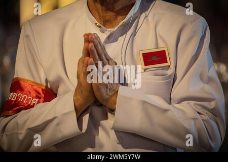 Ein Gläubiger betet während der jährlichen Zeremonie von Makha Bucha im Wat Dhammakaya im Norden von Bangkok. Die Thailänder feiern das buddhistische fest der Umgehungsbewegung im Uhrzeigersinn und die Makha Bucha Laternen-Lichtzeremonie am „Makha Bucha Day“ während des dritten Mondmondes, wo sich etwa 5000 Mönche versammelten, um vom Buddha geweiht zu werden, und 35000 Gläubige, die Laternen halten. (Foto: Guillaume Payen / SOPA Images/SIPA USA) Stockfoto