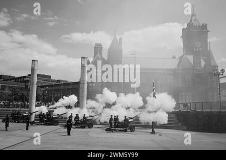 Zeremonielle 21 Gun Salutes, die von den Waliser Borderers, 104 Regiment, der Royal Artillery, der British Army, in Cardiff Bay, Wales, Großbritannien Stockfoto