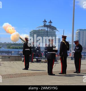 Zeremonielle 21 Gun Salutes, die von den Waliser Borderers, 104 Regiment, der Royal Artillery, der British Army, in Cardiff Bay, Wales, Großbritannien Stockfoto