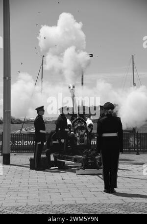 Zeremonielle 21 Gun Salutes, die von den Waliser Borderers, 104 Regiment, der Royal Artillery, der British Army, in Cardiff Bay, Wales, Großbritannien Stockfoto