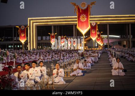 Die Gläubigen beten während der jährlichen Zeremonie von Makha Bucha im Wat Dhammakaya im Norden von Bangkok. Die Thailänder feiern das buddhistische fest der Umgehungsbewegung im Uhrzeigersinn und die Makha Bucha Laternen-Lichtzeremonie am „Makha Bucha Day“ während des dritten Mondmondes, wo sich etwa 5000 Mönche versammelten, um vom Buddha geweiht zu werden, und 35000 Gläubige, die Laternen halten. (Foto: Guillaume Payen / SOPA Images/SIPA USA) Stockfoto
