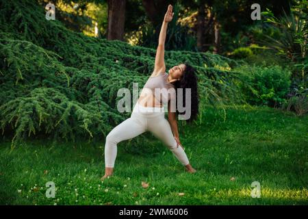 Frau, die Yoga macht, übt Asana-Atmungsgleichgewicht Stockfoto