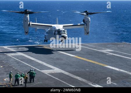 Bell-Boeing CVM-22B Osprey von VRM-50 landet am 12. März 2022 auf der USS Nimitz (CVN-68) Stockfoto