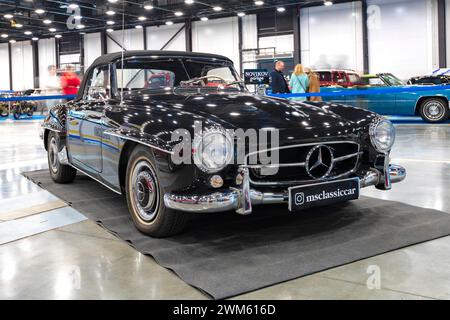 ST. PETERSBURG, RUSSLAND - 24. APRIL 2021: Cabriolet des Mercedes-Benz 190SL W121 1958 auf der Retro-Automesse „Oldtimer Gallery“ Stockfoto