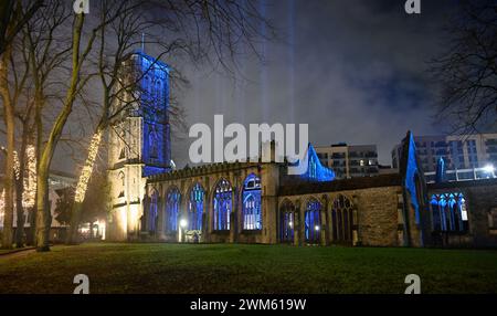 Bristol verließ die Temple Church at Night mit einer Lichtshow in Redcliffe, Großbritannien Stockfoto