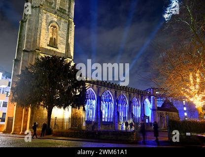 Bristol verließ die Temple Church at Night mit einer Lichtshow in Redcliffe, Großbritannien Stockfoto