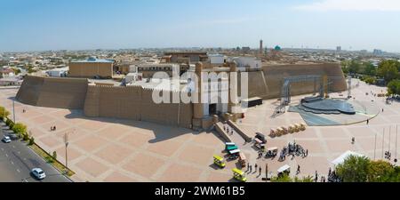 BUCHARA, USBEKISTAN - 09. SEPTEMBER 2022: Panorama der alten Arche-Festung an einem sonnigen Septembertag Stockfoto