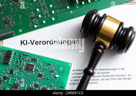 Augsburg, Bayern, Deutschland - 24. Februar 2024: Dokument mit Computerplatine und Richterhammer mit Aufschrift: KI Verordnungen *** Dokument mit Computerplatine und Richterhammer mit Aufschrift: KI Verordnungen Stockfoto