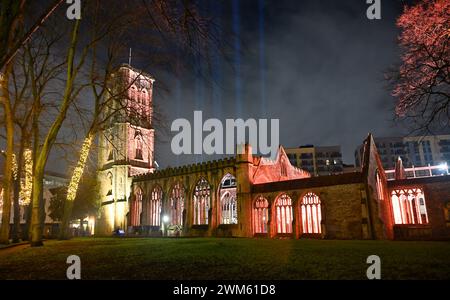 Bristol verließ die Temple Church at Night mit einer Lichtshow in Redcliffe, Großbritannien Stockfoto