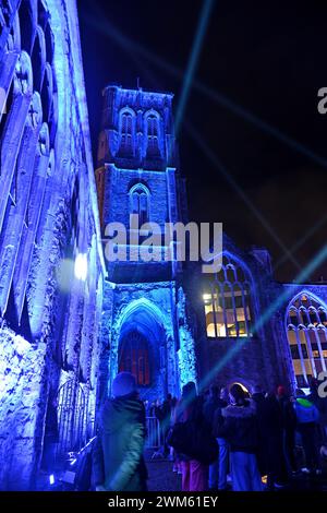 Bristol in der heruntergekommenen Tempelkirche bei Nacht mit Lichtshow in Redcliffe, Großbritannien Stockfoto