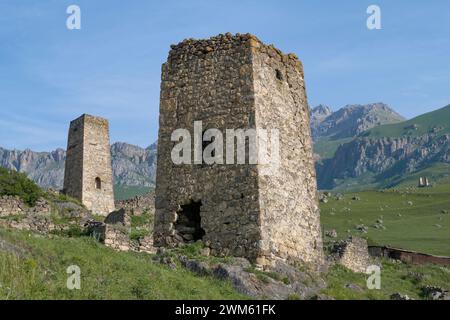 Alte ossetische Verteidigungstürme an einem sonnigen Junitag. Tsmiti, Nordossetien-Alanien. Russische Föderation Stockfoto