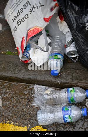 Müllsack getäuscht auf der Straßenseite, Bristol, Großbritannien Stockfoto