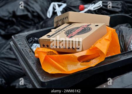 Überlaufender Abfallbehälter mit Kartonagen und fliegenbestücktem Müll, Bristol, Großbritannien Stockfoto