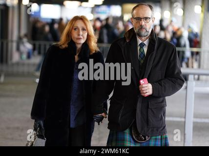 J. K. Rowling und Neil Murray kommen zum Guinness Six Nations Spiel im Scottish Gas Murrayfield Stadium in Edinburgh an. Bilddatum: Samstag, 24. Februar 2024. Stockfoto