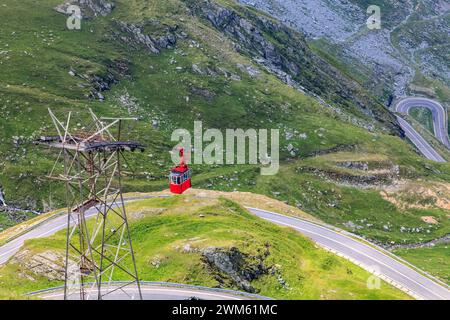 Rote Seilbahn über der Transfaarasan-Straße im Fagaras-Gebirge in Rumänien Stockfoto