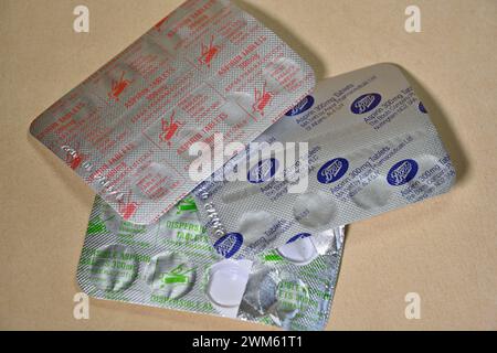 Aspirin-Tabletten, Pillen, einzeln verpackt in Folienverpackungen, die nicht recycelt werden können und die Kosten erhöhen Stockfoto