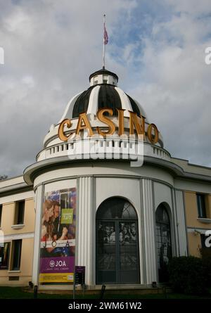 Eine Nahaufnahme des Casinos JOA de Bagnoles-de-l'Orne in der Normandie, Frankreich, Europa am Freitag, 23. Februar, 2024 Stockfoto