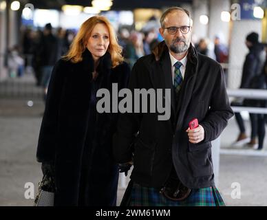 J. K. Rowling und Neil Murray kommen zum Guinness Six Nations Spiel im Scottish Gas Murrayfield Stadium in Edinburgh an. Bilddatum: Samstag, 24. Februar 2024. Stockfoto