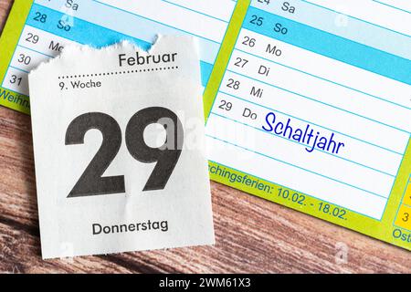 Augsburg, Bayern, Deutschland - 24. Februar 2024: Kalender mit Datum 29. Februar, Schrift: Schaltjahr. FOTOMONTAGE *** Kalender mit Datum 29 Februar, Schriftzug: Schaltjahr. FOTOMONTAGE Stockfoto