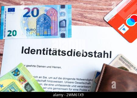 Augsburg, Bayern, Deutschland - 24. Februar 2024: Identitätsdiebstahl, Symbolbild Geld mit EC-Karte und Personalausweis *** Identitätsdiebstahl, Symbolbild Geld mit EC-Karte und Personalausweis Stockfoto