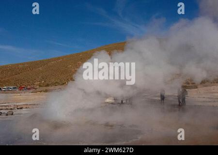 Tatio Geysire, San Pedro de Atacama, Chile. Vulkanische heiße Quellen, die das heiße Wasser und die Dampfbrunnen dramatisch aus dem Boden erzeugen. Stockfoto