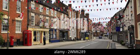 Flaggen entlang der Main Street der Stadt Ashbourne; Peak District National Park; Derbyshire; England, Großbritannien Stockfoto