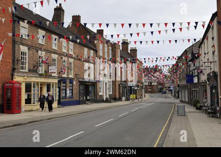 Flaggen entlang der Main Street der Stadt Ashbourne; Peak District National Park; Derbyshire; England, Großbritannien Stockfoto