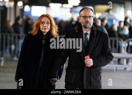 J. K. Rowling und Neil Murray kommen zum Guinness Six Nations Spiel im Scottish Gas Murrayfield Stadium in Edinburgh an. Bilddatum: Samstag, 24. Februar 2024. Stockfoto