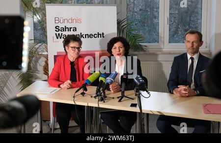 Chemnitz, Deutschland. Februar 2024. Sabine Zimmermann (l-r), sächsische Landesvorsitzende der Sarah-Wagenknecht-Allianz (BSW), Amira Mohamed Ali, BSW-Landesvorsitzende, und Jörg Scheibe, sächsischer Landeskovorsitzender, sitzen Sie zusammen auf einer Pressekonferenz. Anlass ist die Gründungsfeier des sächsischen BSW-Landesverbandes. Quelle: Sebastian Willnow/dpa/Alamy Live News Stockfoto