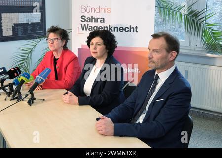 Chemnitz, Deutschland. Februar 2024. Sabine Zimmermann (l-r), sächsische Landesvorsitzende der Sarah-Wagenknecht-Allianz (BSW), Amira Mohamed Ali, BSW-Landesvorsitzende, und Jörg Scheibe, sächsischer Landeskovorsitzender, sitzen Sie zusammen auf einer Pressekonferenz. Anlass ist die Gründungsfeier des sächsischen BSW-Landesverbandes. Quelle: Sebastian Willnow/dpa/Alamy Live News Stockfoto