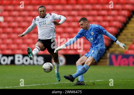 Derby County Nathaniel Mendez-Laing (links) und Barnsley Torhüter Liam Roberts kämpfen um den Ball während des Spiels der Sky Bet League One in Oakwell, Barnsley. Bilddatum: Samstag, 24. Februar 2024. Stockfoto