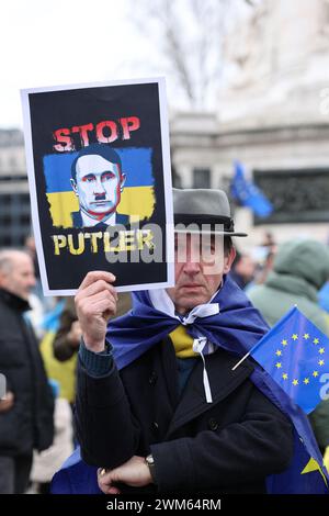 Paris, Frankreich. Februar 2024. Porträt eines Demonstranten mit einem Schild mit der Botschaft Stop Putler in Bezug auf Adolf Hitler während der Demonstration. Demonstration gegen die russische militärische Invasion in der Ukraine und zur Unterstützung des ukrainischen Volkes auf dem Platz der Republik am 24. Februar 2024 in Paris. Foto: Christophe Michel/ABACAPRESS.COM Credit: Abaca Press/Alamy Live News Stockfoto