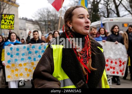 Krakau, Polen, 24. Februar 2024. Die Ukrainer und ihre Unterstützer singen und halten ukrainische und polnische Flaggen, während sie an einem marsch der Unterstützung und der union am zweiten Jahrestag der vollständigen Invasion der russischen Armee auf die Ukraine in der Altstadt von Krakau teilnehmen. Der marsch zielt darauf ab, die Einheit des ukrainischen polnischen Volkes zu demonstrieren und die Unterstützung der russischen und weißrussischen Opposition gegenüber dem ukrainischen Kampf zu zeigen. Quelle: Dominika Zarzycka/Alamy Live News Stockfoto