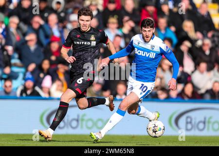 Wrexhams Jordan Tunnicliffe kämpft um den Ball gegen Gillinghams Ashley Nadesan während des Spiels der Sky Bet League Two im Priestfield Stadium in Gillingham. Bilddatum: Samstag, 24. Februar 2024. Stockfoto