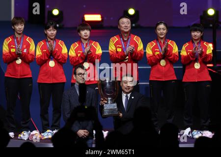 Busan, Südkorea. Februar 2024. Das Team China feiert bei der Preisverleihung für das Frauenteam beim Finale der ITTF World Team Table Tennis Championships Busan 2024 in Busan, Südkorea, 24. Februar 2024. Quelle: Zhang Tao/Xinhua/Alamy Live News Stockfoto