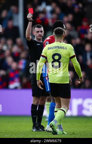 LONDON, UK - 24. Februar 2024: Josh Brownhill aus Burnley wird vom Schiedsrichter Lewis Smith während des Premier League-Spiels zwischen Crystal Palace FC und Burnley FC im Selhurst Park eine rote Karte gezeigt (Credit: Craig Mercer/ Alamy Live News) Stockfoto