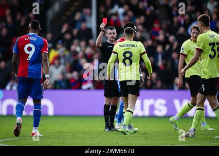 LONDON, UK - 24. Februar 2024: Josh Brownhill aus Burnley wird vom Schiedsrichter Lewis Smith während des Premier League-Spiels zwischen Crystal Palace FC und Burnley FC im Selhurst Park eine rote Karte gezeigt (Credit: Craig Mercer/ Alamy Live News) Stockfoto