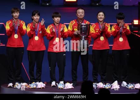 Busan, Südkorea. Februar 2024. Das Gold-Medaillengewinner-Team China feiert bei der Verleihung der Damen-Mannschaft beim Finale der ITTF Team Tischtennis Championships Busan 2024 in Busan, Südkorea, 24. Februar 2024. Quelle: Zhang Tao/Xinhua/Alamy Live News Stockfoto