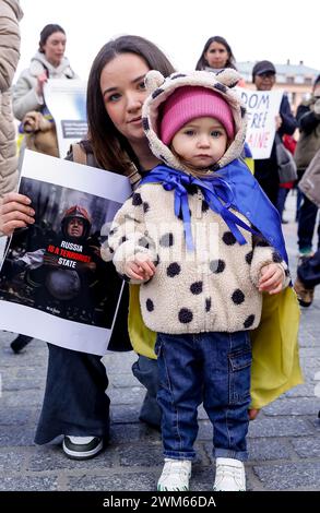 Krakau, Polen, 24. Februar 2024. Die ukrainische Familie posiert, als sie am zweiten Jahrestag der Invasion der russischen Armee auf der Ukraine auf dem Alten Marktplatz in der Altstadt von Krakau an einem marsch der Unterstützung und der union teilnimmt. Der marsch zielt darauf ab, die Einheit des ukrainischen polnischen Volkes zu demonstrieren und die Unterstützung der russischen und weißrussischen Opposition gegenüber dem ukrainischen Kampf zu zeigen. Quelle: Dominika Zarzycka/Alamy Live News Stockfoto