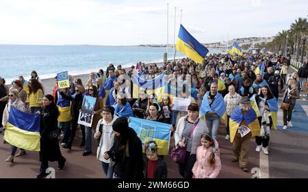 Nizza, Frankreich. Februar 2024. © PHOTOPQR/NICE MATIN/Cyril Dodergny ; Nizza ; 24/02/2024 ; Nice le 24/02/2024 - Promenade des Anglais - Rassemblement et marche du peuple Ukrainien sur la cote d azur contre la guerre dans leur pays. Ukrainische Anhänger nehmen am Samstag, den 24. Februar 2024, an einem marsch in Nizza Teil. Quelle: MAXPPP/Alamy Live News Stockfoto