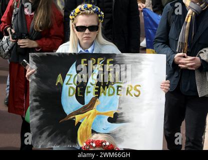 Nizza, Frankreich. Februar 2024. © PHOTOPQR/NICE MATIN/Cyril Dodergny ; Nizza ; 24/02/2024 ; Nice le 24/02/2024 - Promenade des Anglais - Rassemblement et marche du peuple Ukrainien sur la cote d azur contre la guerre dans leur pays. Ukrainische Anhänger nehmen am Samstag, den 24. Februar 2024, an einem marsch in Nizza Teil. Quelle: MAXPPP/Alamy Live News Stockfoto