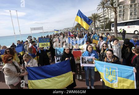 Nizza, Frankreich. Februar 2024. © PHOTOPQR/NICE MATIN/Cyril Dodergny ; Nizza ; 24/02/2024 ; Nice le 24/02/2024 - Promenade des Anglais - Rassemblement et marche du peuple Ukrainien sur la cote d azur contre la guerre dans leur pays. Ukrainische Anhänger nehmen am Samstag, den 24. Februar 2024, an einem marsch in Nizza Teil. Quelle: MAXPPP/Alamy Live News Stockfoto