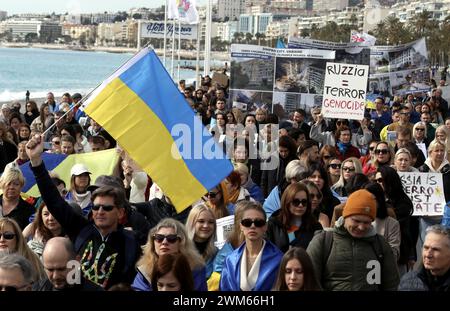 Nizza, Frankreich. Februar 2024. © PHOTOPQR/NICE MATIN/Cyril Dodergny ; Nizza ; 24/02/2024 ; Nice le 24/02/2024 - Promenade des Anglais - Rassemblement et marche du peuple Ukrainien sur la cote d azur contre la guerre dans leur pays. Ukrainische Anhänger nehmen am Samstag, den 24. Februar 2024, an einem marsch in Nizza Teil. Quelle: MAXPPP/Alamy Live News Stockfoto